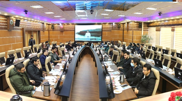 جمعی از دانشجویان مهندسی مکانیک دانشگاه صنعتی اراک از شرکت پالایش نفت امام خمینی (ره) شازند بازدید بعمل آوردند